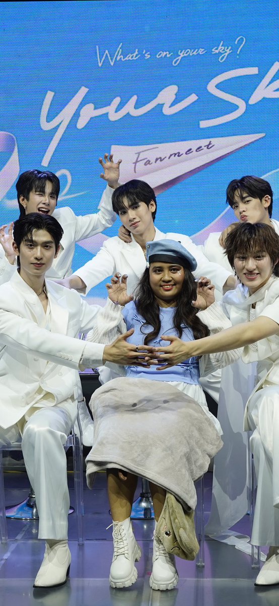 LiezelForca's tweet photo. ✨A picture holds what words cannot✨

Although my bias is at the back @savewrg , i didn’t expect that he would do the same pose as me 🥹😭 my bias indeed 🎀💞💗

YOUR SKY FANMEET IN MNL 
#YourSkyFanmeetinManila
#AuauSave #thomaskong #porteetee #teeteepor #patji https://t.co/xZxxUi0t6r