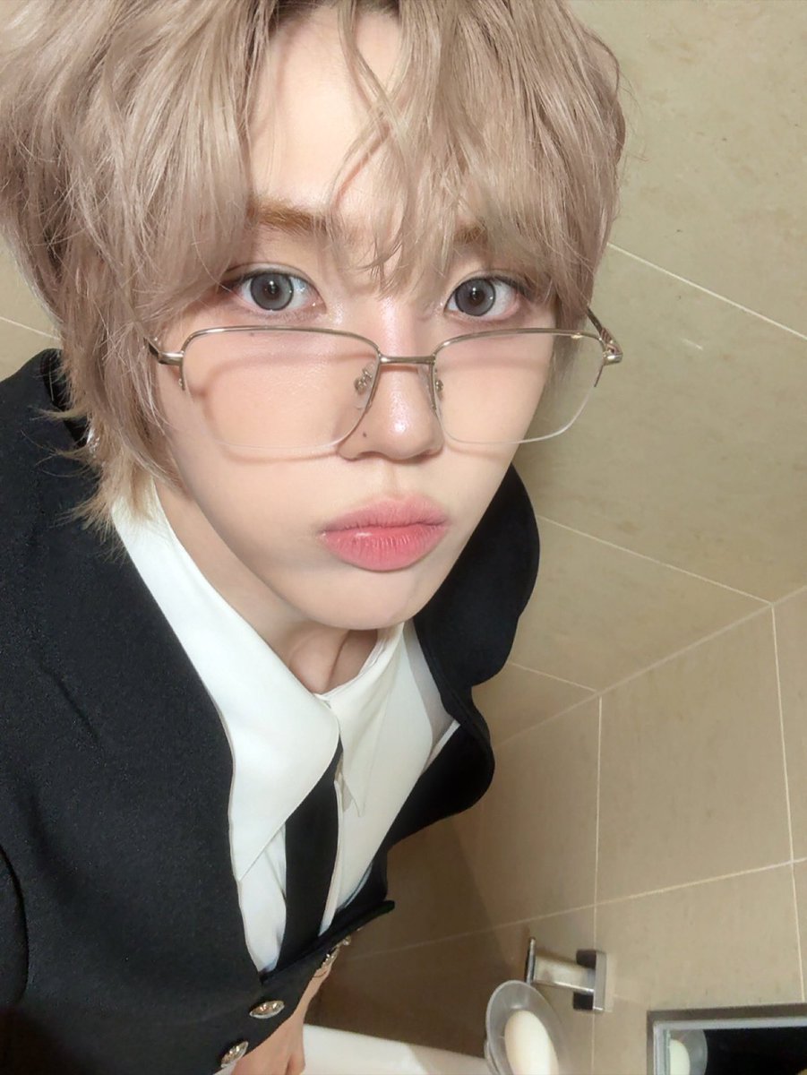 ahncutemin's tweet image. 왜 멋지게 입고 화장실에서 찍었을까 아웃겨