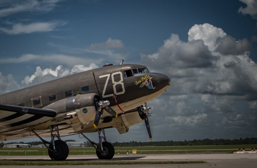 Yogui_Bear's tweet photo. Es raro visitar un estado americano y no encontrar un museo aeronáutico.
Que tenga en vuelo un C-47, un Mustang gemelo, una Stearman, una Súper Stearman, un T6, un B25, una Stinson y un Bell H13 ya es más complicado. ⬇️
#ValiantAirCommand
📸https://t.co/v7WltmXuv8 https://t.co/Nvyxh3dx7M