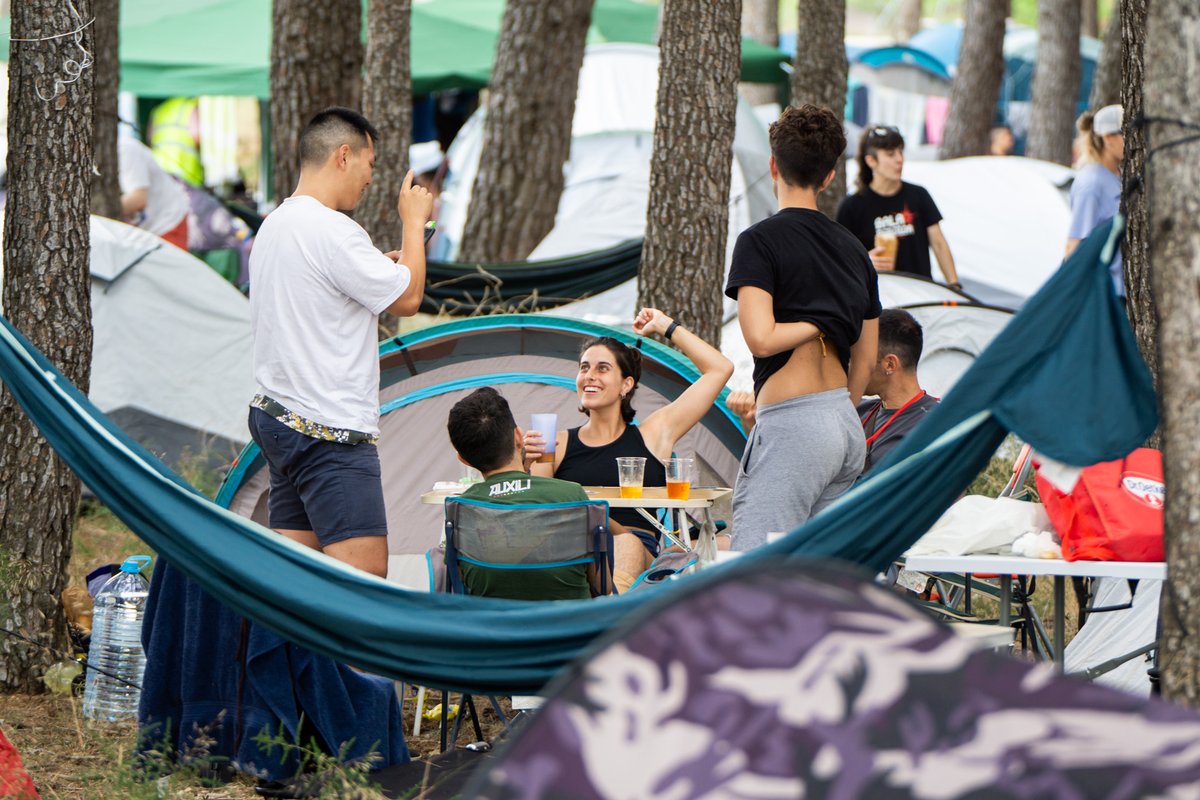 🏕️ L’acampada del Feslloc és llegenda viva! Gràcies per fer-la màgica malgrat sol, pluja i imprevistos.

Enguany no hem pogut anar a veure-vos tant com voldríem, però…
🎥 Volem veure els vostres vídeos!
💛 Compartiu-los i etiqueteu-nos!
#Feslloc2025 #LaPinedaÉsCasa