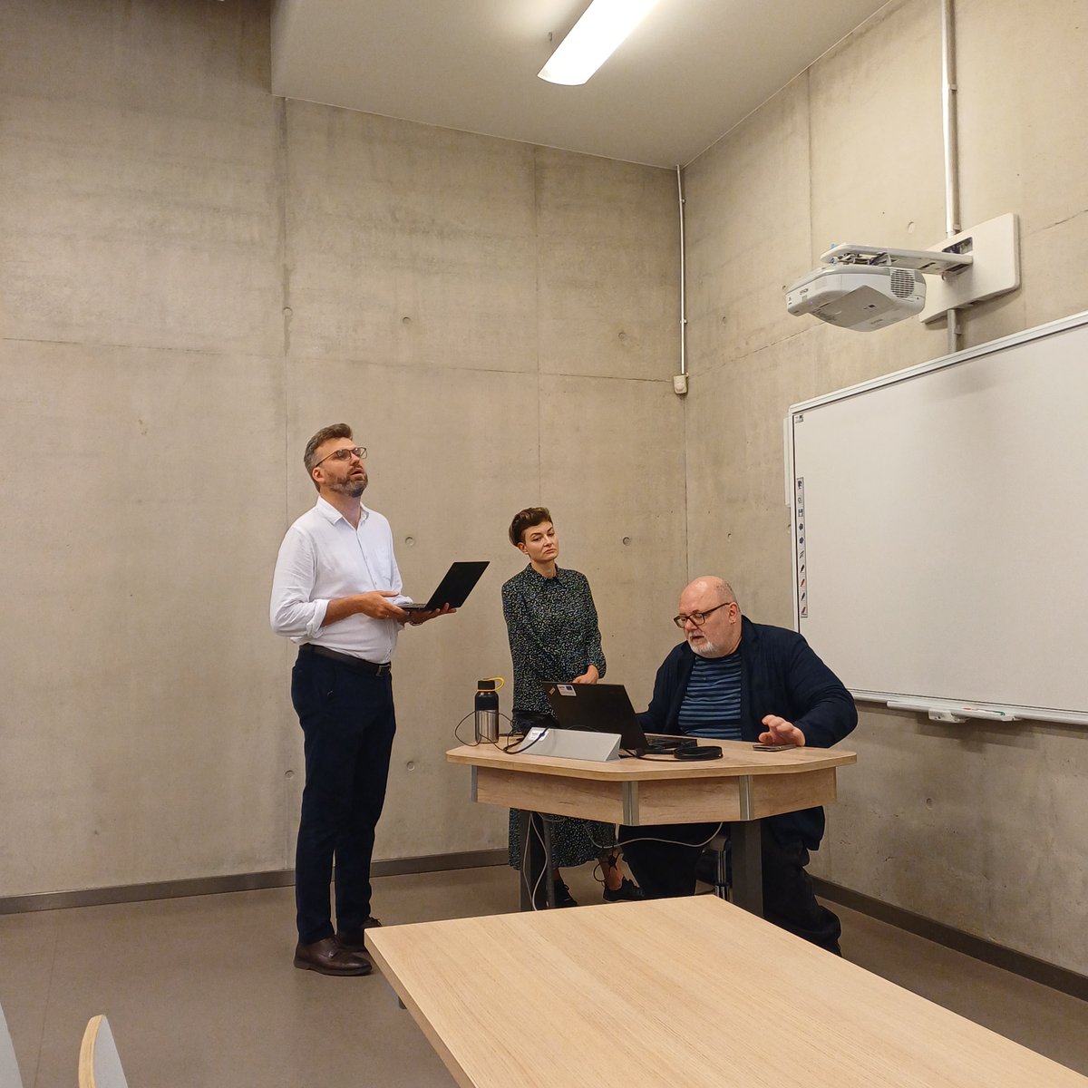 Trīs filozofi <a href="/ALogins/">Arturs Logins</a> <a href="/rotkale/">Liva Rotkale</a> un Artis Svece mēģina izprast projektora darbības būtību pirms Artūra lekcijas: “Zētētiskais, afektīvais un nevajadzīgais”.