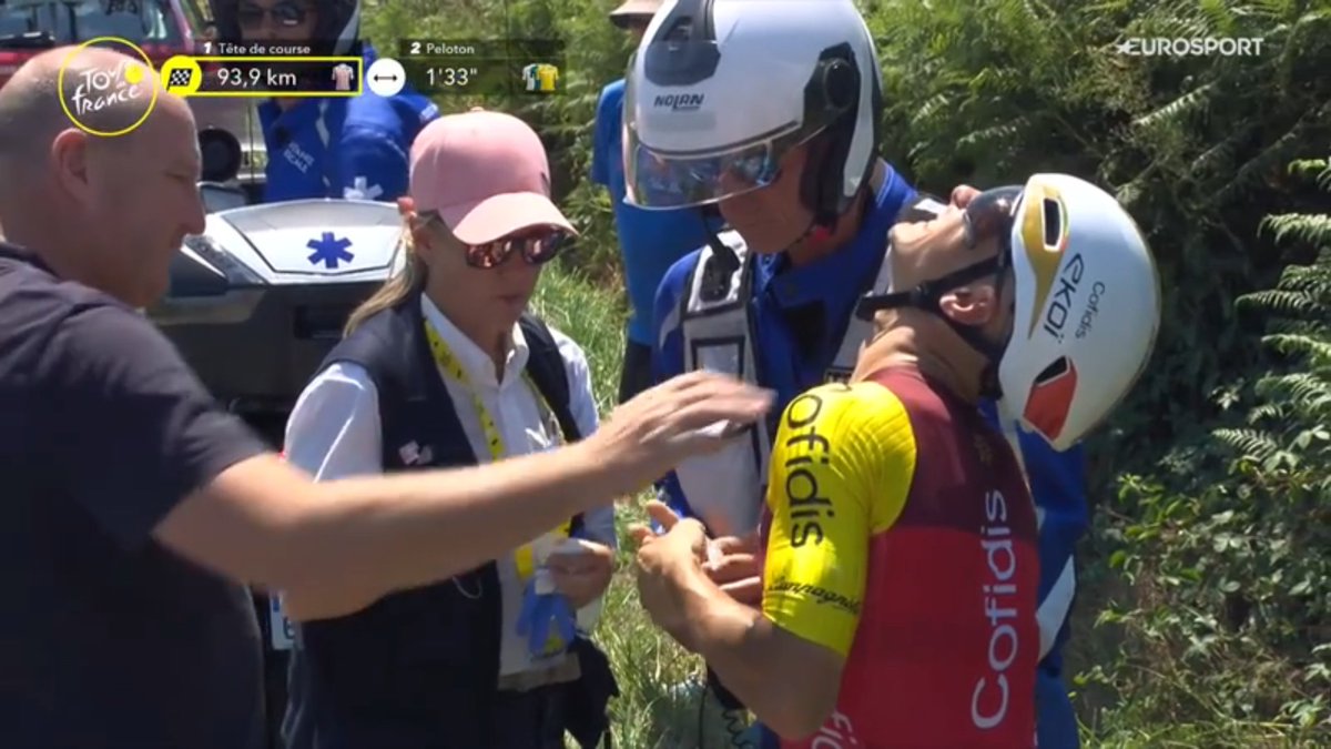 faustocoppi60's tweet photo. France TV: "Bryan Coquard fractured one finger while trying to get a musette at high speed." 
Poor guy, hope he can finish the stage.

#TDF2025 https://t.co/0HRsW5qYRb
