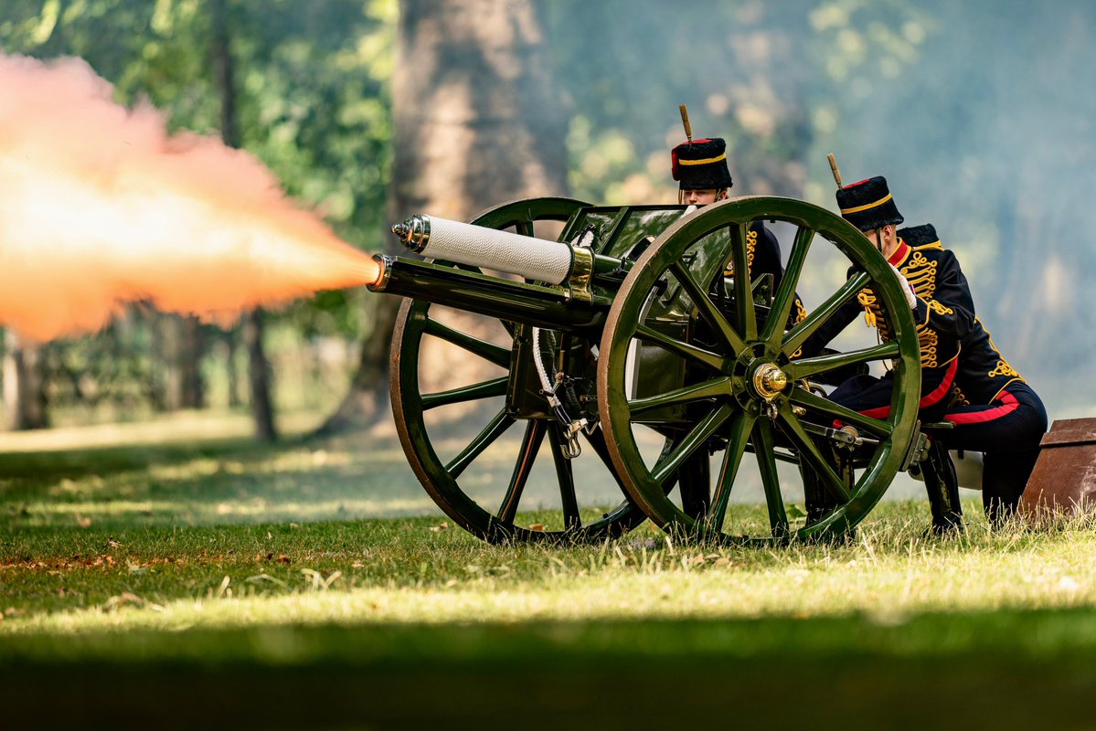 ArmyInLondon's tweet image. Bang x 41 = Happy Birthday to Her Majesty The Queen! 👸👑🐎🎂
The salute was fired in traditional fashion on FWW era Guns by @KingsTroopRHA from Green Park at midday. @BritishArmy @RoyalFamily