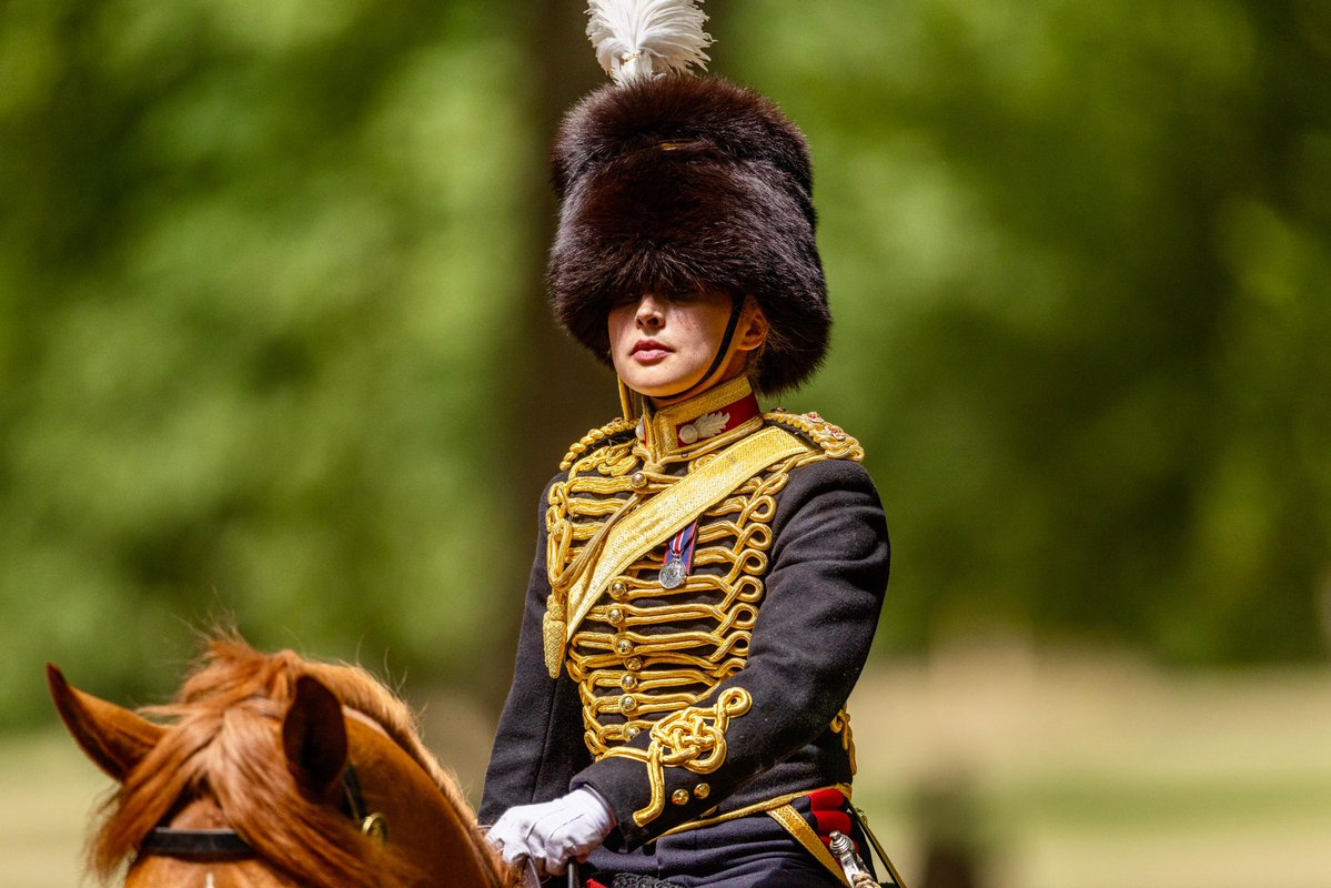 ArmyInLondon's tweet image. Bang x 41 = Happy Birthday to Her Majesty The Queen! 👸👑🐎🎂
The salute was fired in traditional fashion on FWW era Guns by @KingsTroopRHA from Green Park at midday. @BritishArmy @RoyalFamily