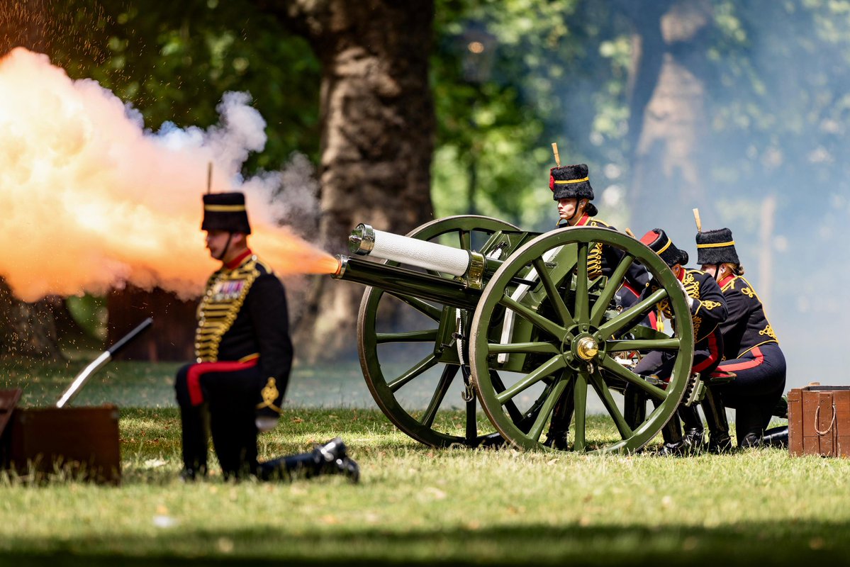 ArmyInLondon's tweet image. Bang x 41 = Happy Birthday to Her Majesty The Queen! 👸👑🐎🎂
The salute was fired in traditional fashion on FWW era Guns by @KingsTroopRHA from Green Park at midday. @BritishArmy @RoyalFamily