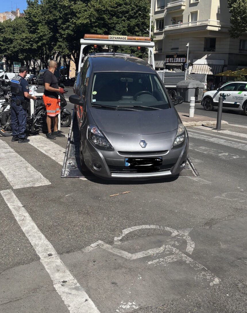 Ce matin, avec <a href="/yann_ohanessian/">Yannick Ohanessian</a> <a href="/MoniqueRolbert/">Monique Rolbert</a> et <a href="/CelineLeflefian/">Céline</a>, opération verbalisation et enlèvement de véhicules  garés sans droit ni titre sur les places réservées aux PMR.  

Le respect des emplacements PMR est une priorité, merci à la <a href="/PMMarseille/">Police Municipale de Marseille</a> pour son engagement.