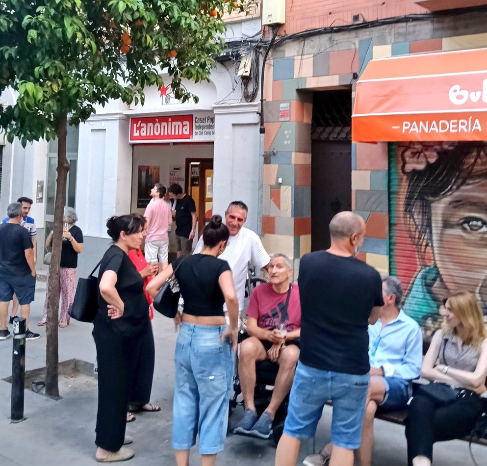 Avui dijous trobareu l'Anònima oberta a partir de les 19 h. Passeu a fer-hi un beure! 🍻 #FemCasal #FemBarri