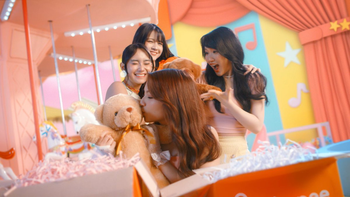 super dasyat jingle-nya🎉 full colour nan cerah ceria💝 dan terpenting belanja lebih hemat dan
terima kasih shopee &amp;  jkt48! #ShopeeJKT48