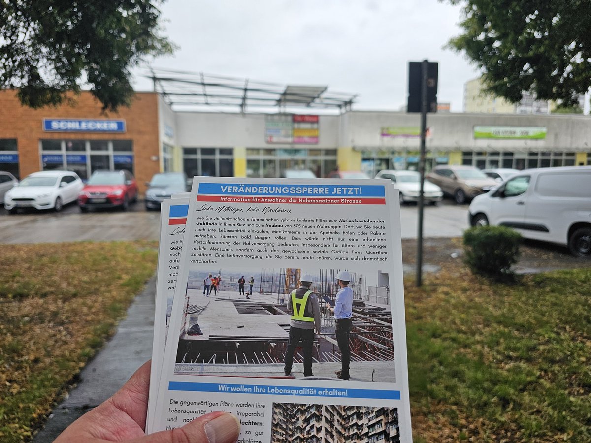 AfDLindemann's tweet image. Unterwegs in meinem Wahlkreis in #Marzahn. Bürger informieren. Wir wollen keine Nachverdichtungsbebauung in der Hohensaatener Straße und kämpfen in den Parlamenten für die Bürger. Heute ab 17 Uhr in der BVV Marzahn unser Antrag dazu.