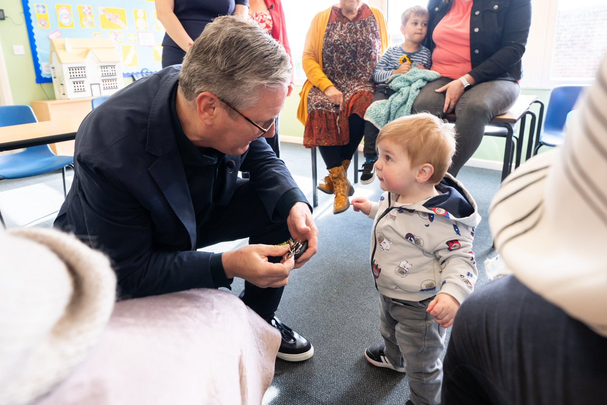 Doub1eHelix's tweet image. Labour leader Kier Starmer lowers the voting age to 2 ahead of the next election, stating "Why shouldn't our younger generation have a say in our democracy". He was out meeting his constituents today...
"Hello little boy. Are you going to be a good boy and vote for Labour?"