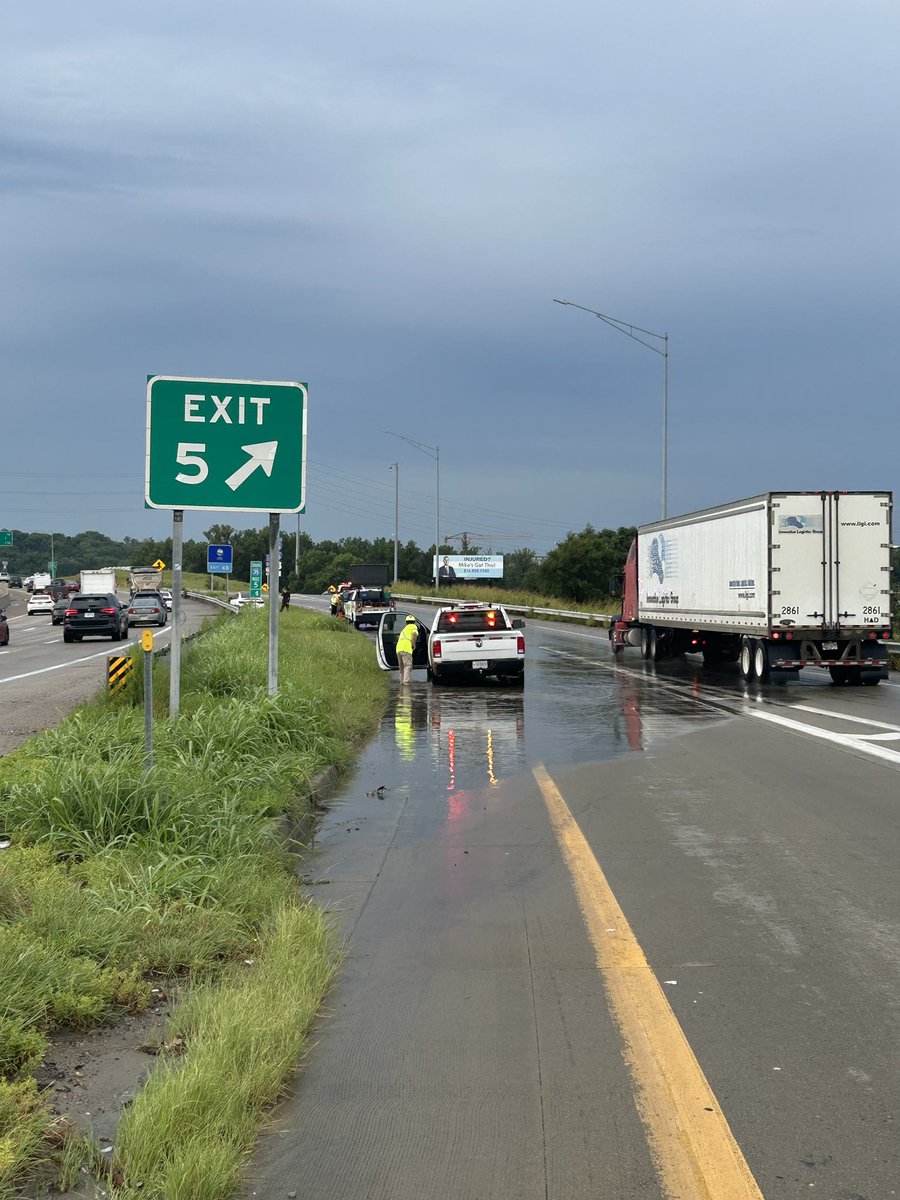 MSHPTrooperA's tweet image. With the high rainfall amounts, Troopers are seeing issues during the morning commute. Stay vigilant in areas known to flood. Never drive into water covered roadways & remember to ✅the @MoDOT traveler map for updated road conditions.
📸Tpr. Stark, Clay County
I-35 & Levee RD.