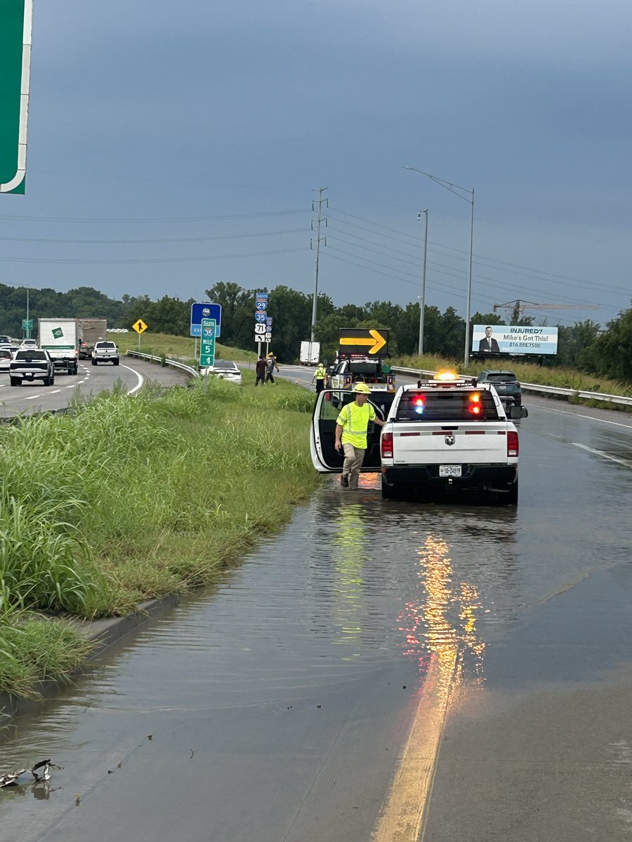 MSHPTrooperA's tweet image. With the high rainfall amounts, Troopers are seeing issues during the morning commute. Stay vigilant in areas known to flood. Never drive into water covered roadways & remember to ✅the @MoDOT traveler map for updated road conditions.
📸Tpr. Stark, Clay County
I-35 & Levee RD.