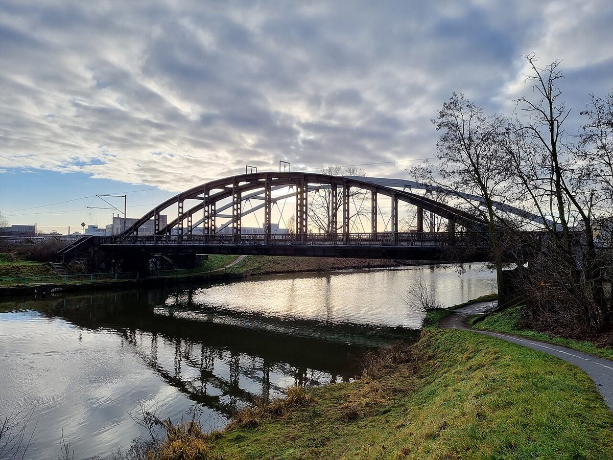 Vlastimil Weiner (@vlastimilweiner) on Twitter photo .<a href="/_HradecKralove/">Hradec Králové</a> uvažuje o přestěhování železnič. mostu přes Labe Železňák a jeho využití jako lávky pro pěší a cyklisty. Nechá si zpracovat studii využití. <a href="/Spravazeleznic/">Správa železnic</a> most nahradí novým. Městu ho nabídla za cenu šrotu. Po mostě (1939) vede trať do Týniště n. O. ČTK📷 Vukin .<a href="/_HradecKralove/">Hradec Králové</a> uvažuje o přestěhování železnič. mostu přes Labe Železňák a jeho využití jako lávky pro pěší a cyklisty. Nechá si zpracovat studii využití. <a href="/Spravazeleznic/">Správa železnic</a> most nahradí novým. Městu ho nabídla za cenu šrotu. Po mostě (1939) vede trať do Týniště n. O. ČTK📷 Vukin
