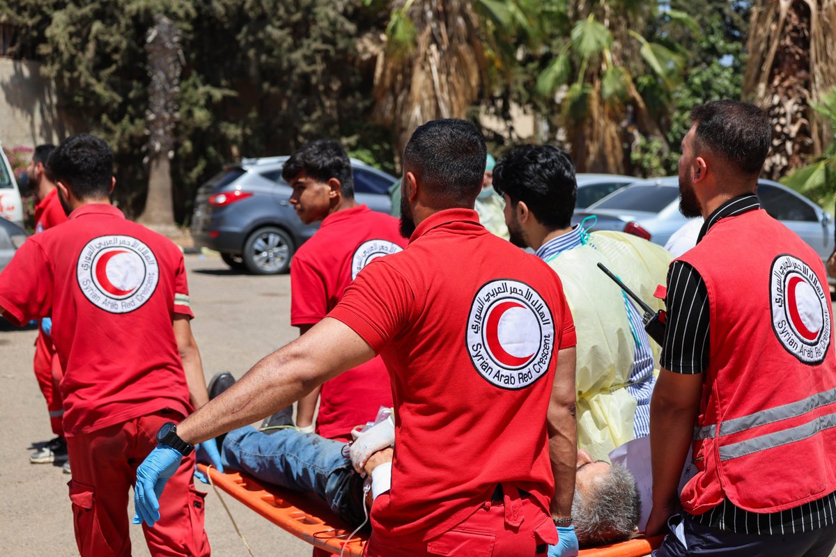 SYRedCrescent's tweet image. 📍#Daraa
For four days, @SYRedCrescent volunteers have responded to dozens of emergency calls.
They've been transporting injured individuals to hospitals in Izra, Busra al-Sham & Damascus.
Volunteers remain prepared to continue their humanitarian work.
#SwiedaAndDaraaResponse