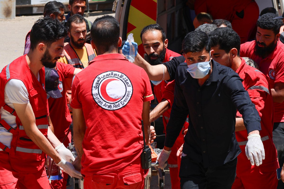 SYRedCrescent's tweet image. 📍#Daraa
For four days, @SYRedCrescent volunteers have responded to dozens of emergency calls.
They've been transporting injured individuals to hospitals in Izra, Busra al-Sham & Damascus.
Volunteers remain prepared to continue their humanitarian work.
#SwiedaAndDaraaResponse