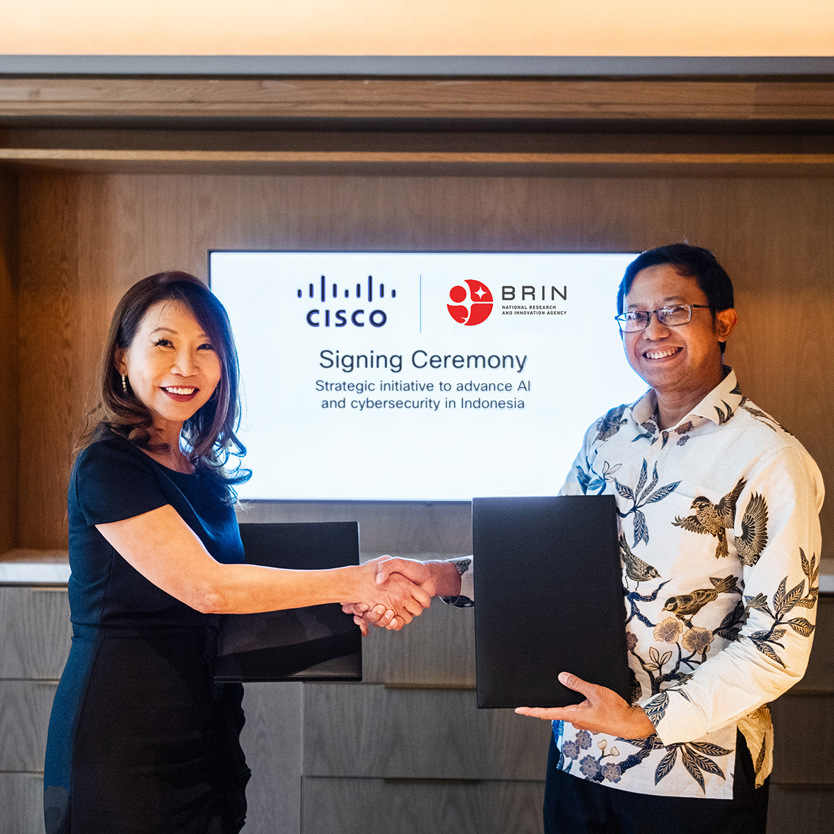 Cisco's tweet image. Technology is transforming lives in Indonesia by expanding access to #DigitalSkills and secure #AI #innovation. Learn how Cisco is helping build the AI Center of Excellence to power the nation’s “Golden Vision.” 🇮🇩 cs.co/60124Cls6