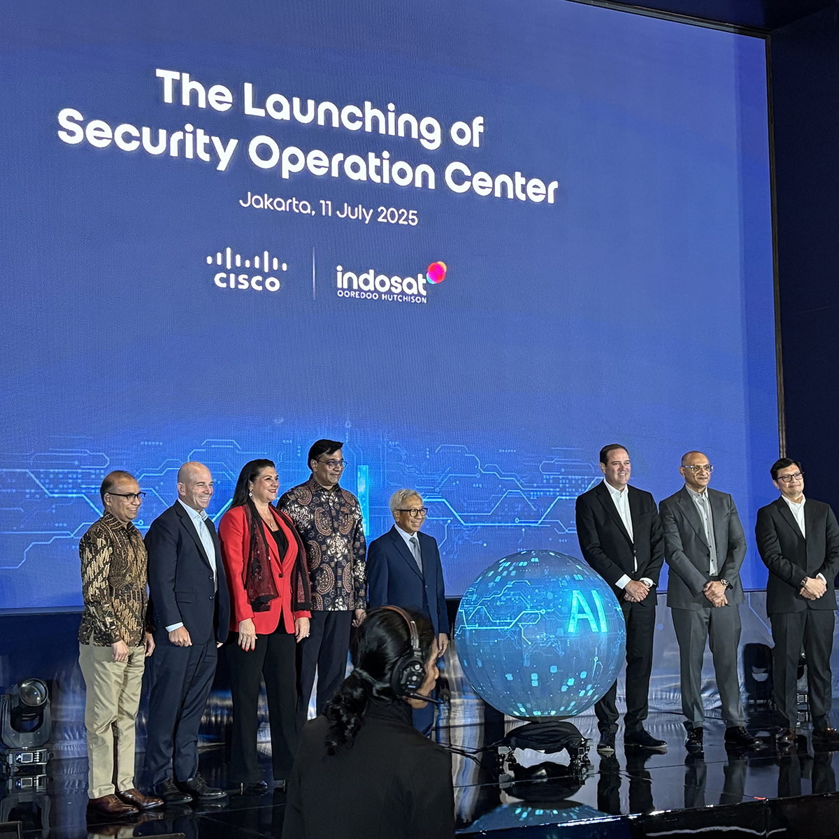 Cisco's tweet image. Technology is transforming lives in Indonesia by expanding access to #DigitalSkills and secure #AI #innovation. Learn how Cisco is helping build the AI Center of Excellence to power the nation’s “Golden Vision.” 🇮🇩 cs.co/60124Cls6