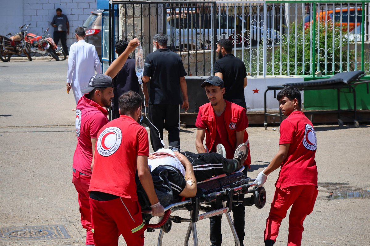 SYRedCrescent's tweet image. 📍#Daraa
For four days, @SYRedCrescent volunteers have responded to dozens of emergency calls.
They've been transporting injured individuals to hospitals in Izra, Busra al-Sham & Damascus.
Volunteers remain prepared to continue their humanitarian work.
#SwiedaAndDaraaResponse