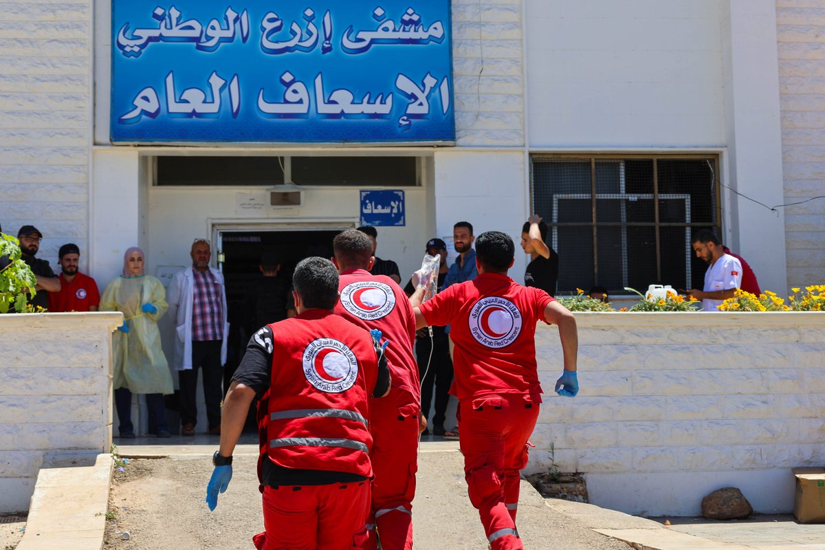 SYRedCrescent's tweet image. 📍#Daraa
For four days, @SYRedCrescent volunteers have responded to dozens of emergency calls.
They've been transporting injured individuals to hospitals in Izra, Busra al-Sham & Damascus.
Volunteers remain prepared to continue their humanitarian work.
#SwiedaAndDaraaResponse