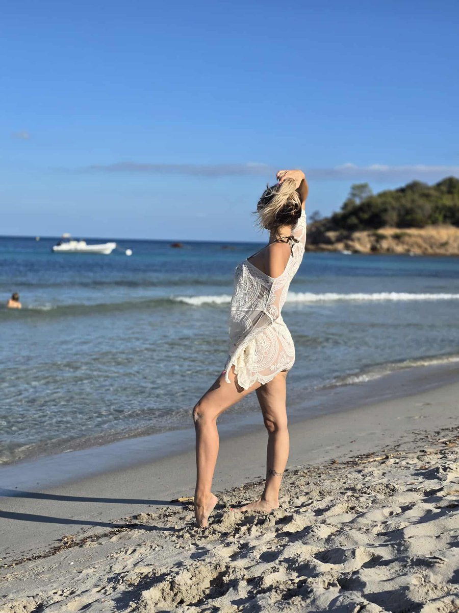 chloeesaanchez's tweet image. Moi il a commencé sur la plage 😉
Tu veux connaître la suite ?
Nouvelle photo à 50 RT bisous