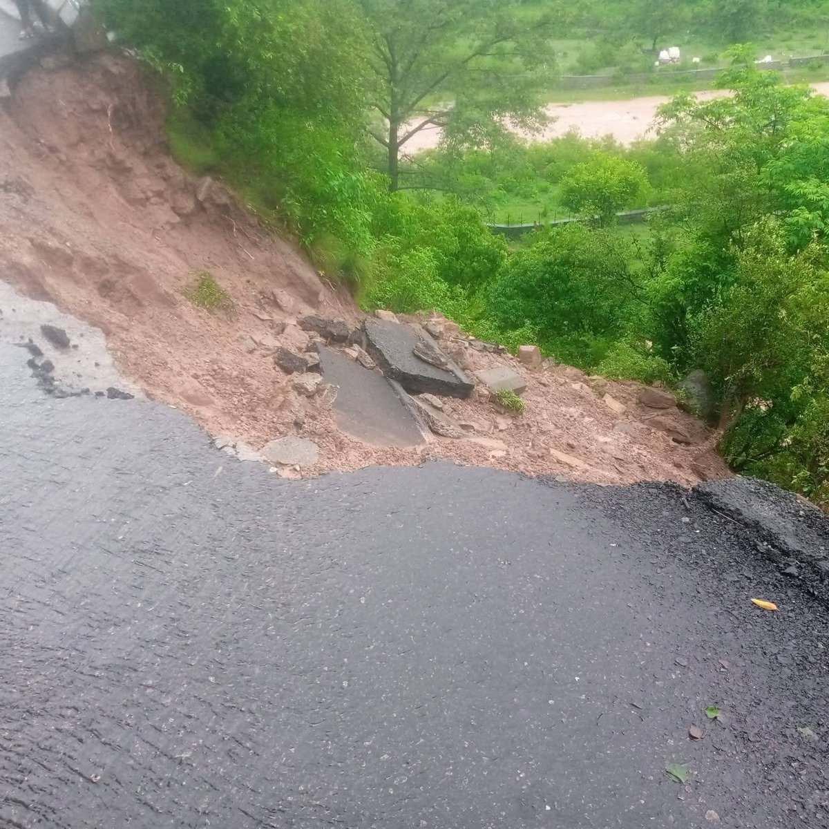 راولپنڈی سے مری جانے والی روڈ سالگراں کے قریب لینڈ سلائڈنگ۔۔ مری کی طرف سفر کرنے والے حضرات ایکسپریس وے استعمال کریں۔