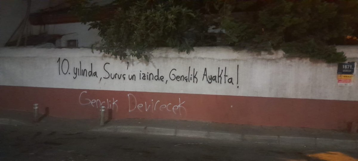 gdevirecek's tweet image. Bundan 10 yıl önce, IŞİD çetelerinin elinden özgürleştirilen Kobane kentini yeniden inşaa etmek için yola çıkan 33 düş yolcusu, Suruç'ta Amara Kültür Merkezi önünde IŞİD çetelerinin canlı bombalı saldırısı sonucu hayatını kaybetti. Aynı katiller 3 ay sonra Ankara'da Gar…