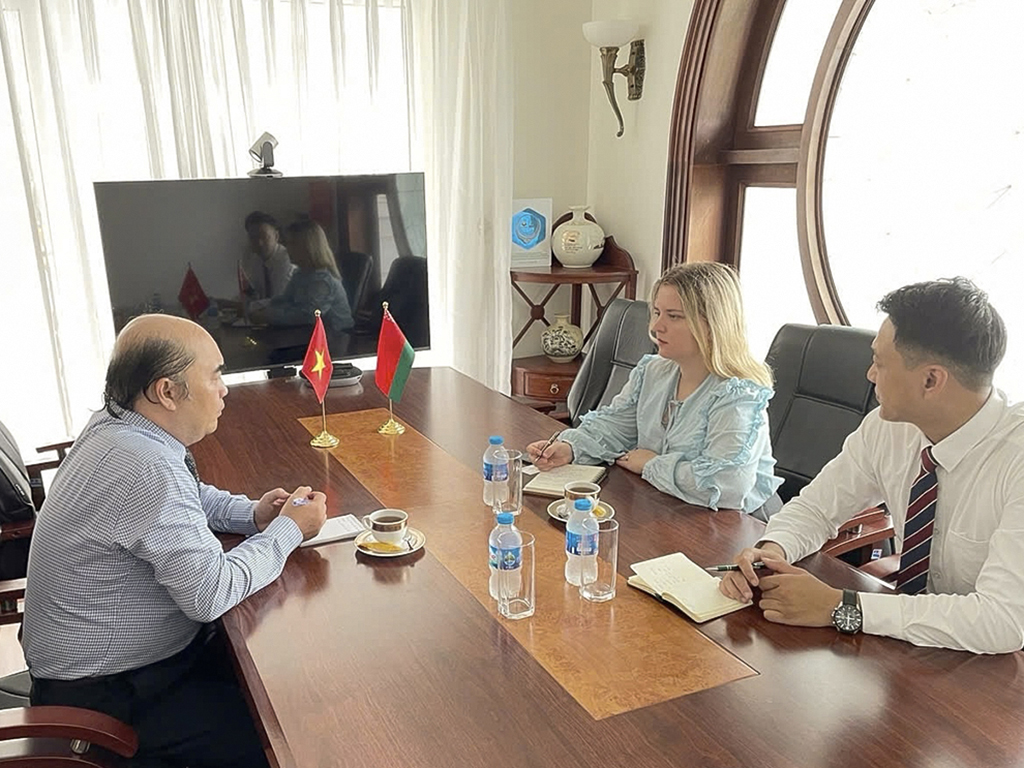 #HCMC | Đã diễn ra cuộc gặp giữa Phó Lãnh sự của TLSQ 🇧🇾 Palina Karpava với Phó Chủ tịch #HUFO Hồ Xuân Lâm Đã thảo luận các bước tăng cường hợp tác 🇧🇾&amp;🇻🇳trong các lĩnh vực kinh tế thương mại, văn hóa và nhân đạo, bao gồm sự tham gia của cộng đồng người 🇧🇾