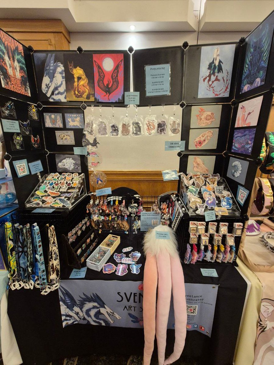 Svenrin_'s tweet image. I&apos;ll be selling at the @LondonFurs artist alley this saturday for the lfm summer party!

not brining my whole set up but you&apos;ll be able to find some of my stickers. lanyards, keyrings, pride pins, patches and car air fresheners at my booth!

please come say hi! :)