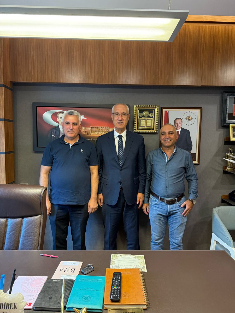 FeyziBerdibek1's tweet photo. 📍TBMM

İstanbul’dan ziyaretimize gelen Bin-İl-Der Başkanı Sn. Cengiz BUTAKIN ve Mehmet ÜNSAL’a nazik ziyaretleri ve hoş sohbetleri için teşekkür eder, çalışmalarında başarı ve kolaylıklar dilerim. https://t.co/teK0oKpg1G