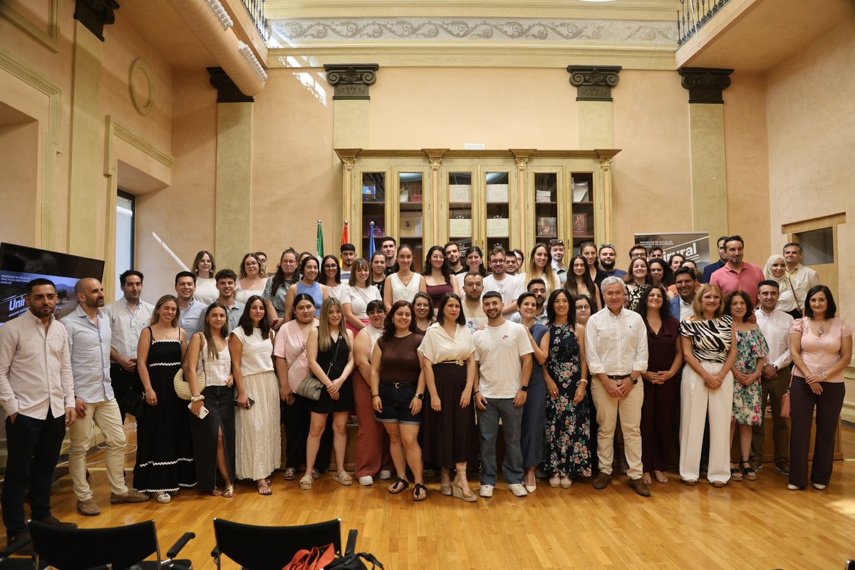 👨‍🎓 Hoy hemos recibido en #DipBdjz a los estudiantes de la <a href="/infouex/">UEx</a> que han completado su formación con las becas UniRural. Gracias a ellas han tenido un primer contacto con el mundo laboral en empresas ubicadas el entorno rural de Extremadura.

🗨️ La pdta Raquel del Puerto les ha