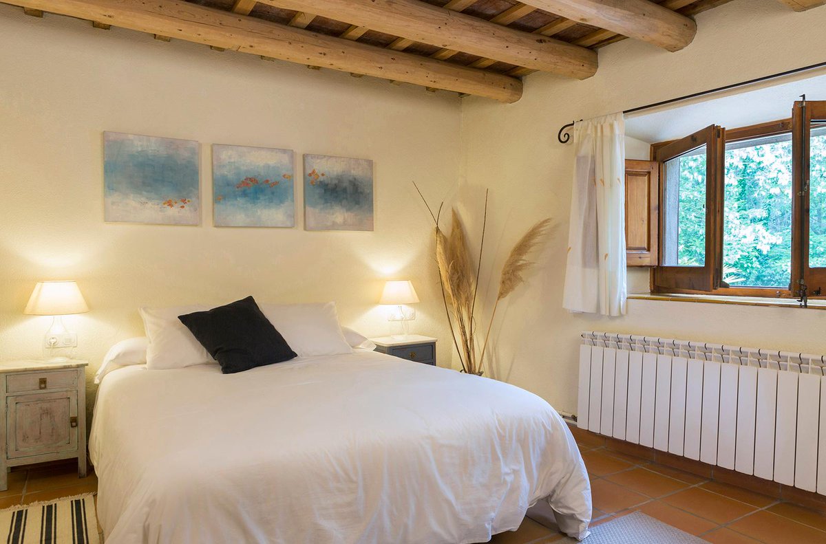 🛎️ Aquesta setmana us portem fins a #SantMartíVell per descobrir-vos l'allotjament rural Can Bonet!🌞

🛋️ 3 apartaments complets
🏡 Jardí, hort i zona infantil
🔥 Llar de foc i barbacoa
🌿 Rutes a l'entorn
🐶 Petfriendly

➡️ turismegirones.cat/allotjament/ca…

#turismegirone