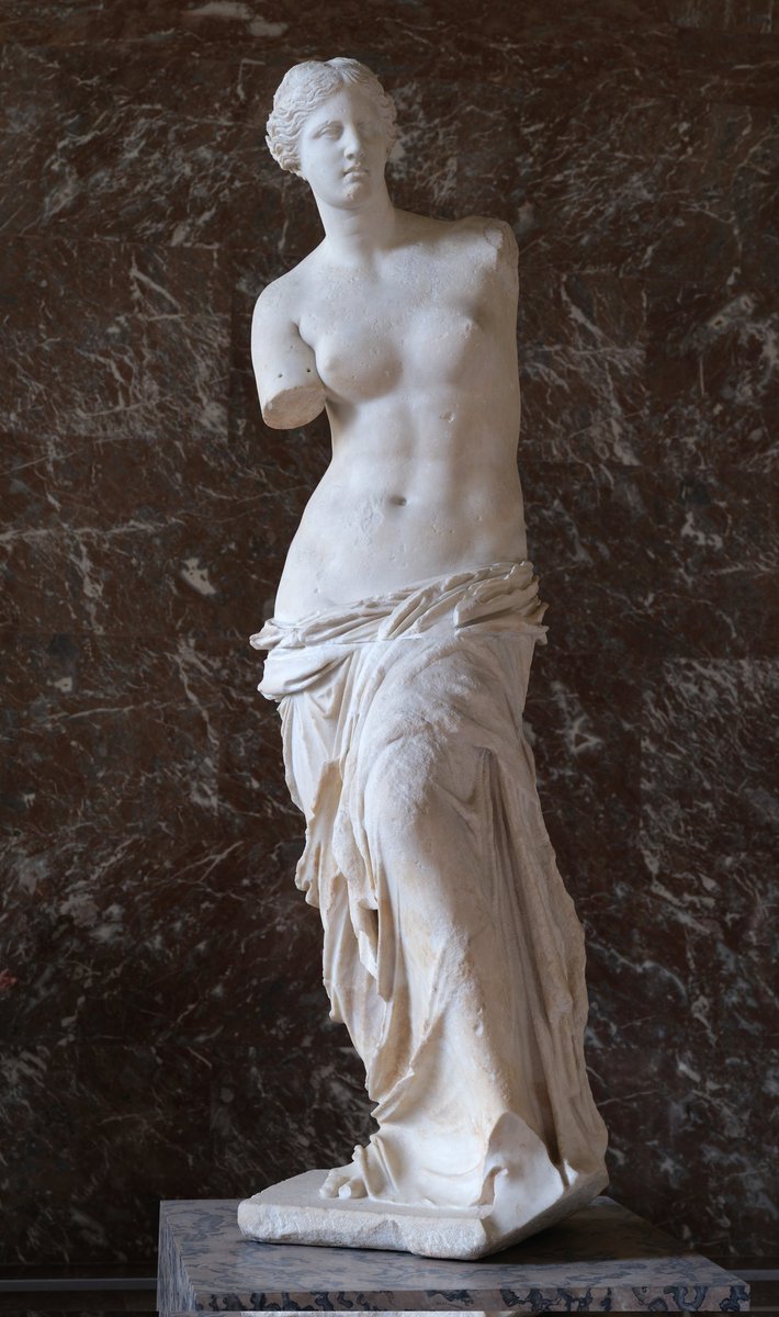 themiskossiori's tweet image. Η Αφροδίτη της Μήλου είναι πολύ γνωστό μαρμάρινο άγαλμα, του τέλους ελληνιστικής - αρχών ρωμαϊκής εποχής (περί το 150 - 50 π.Χ.), το οποίο βρέθηκε, την άνοιξη του 1820, σε αγροτική περιοχή της Μήλου.
Το άγαλμα βρέθηκε σε πάνω από 6 χωριστά κομμάτια και κατέληξε ένα χρόνο αργότερα…