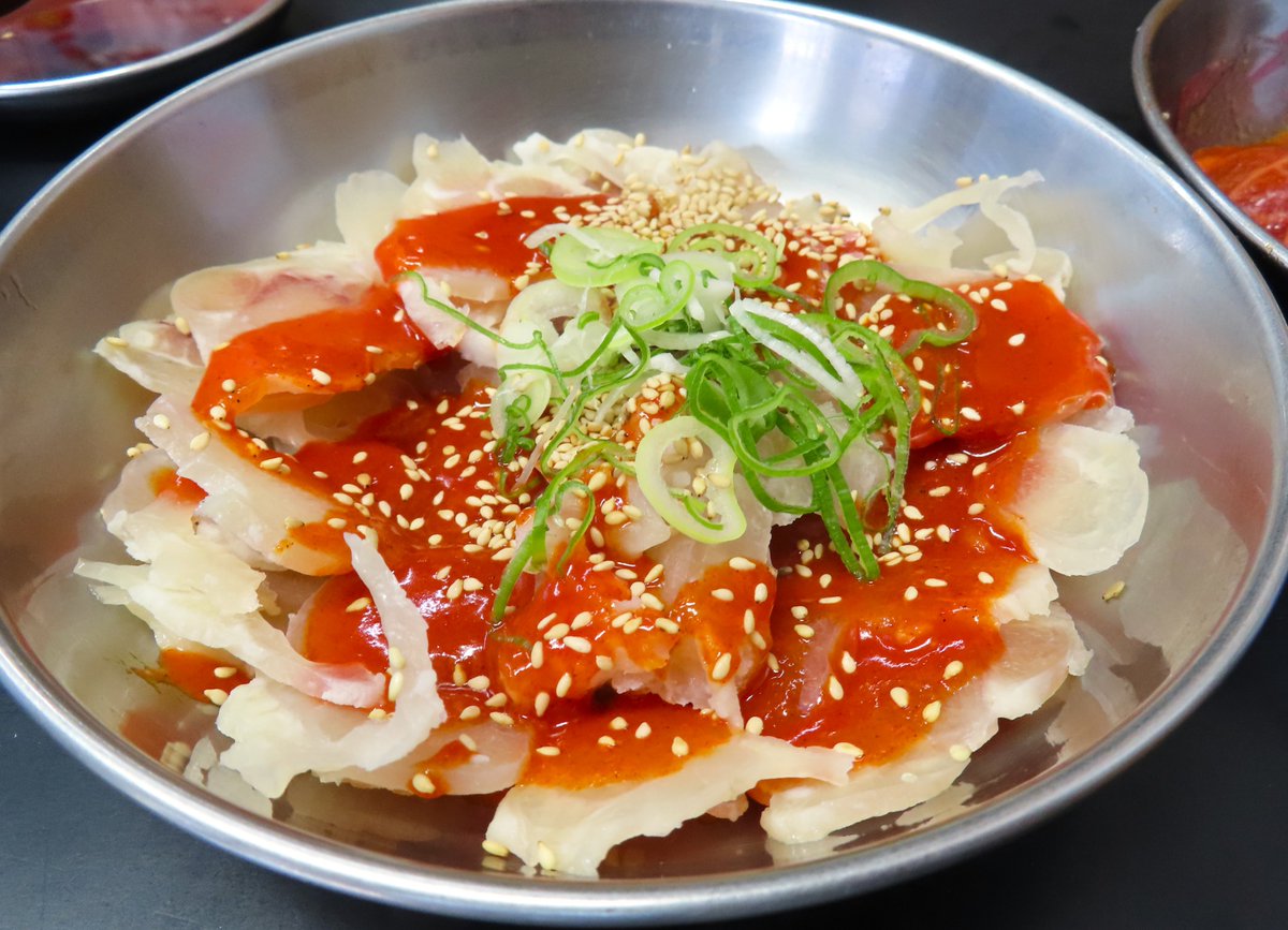geo_perfectsky's tweet image. #大阪旅行
・アキレスフェ、ハチノス、ツラミ
・ハギシ、上ミノ、大盛りご飯
大阪へ行くと必ず寄るお店「焼肉ホルモン空」、今回は初めてアキレスフェをオーダー、牛のアキレス腱を煮込んで冷やし薄切りにして、刺身のように食べる、最後は大盛りご飯に上ミノとハギシ