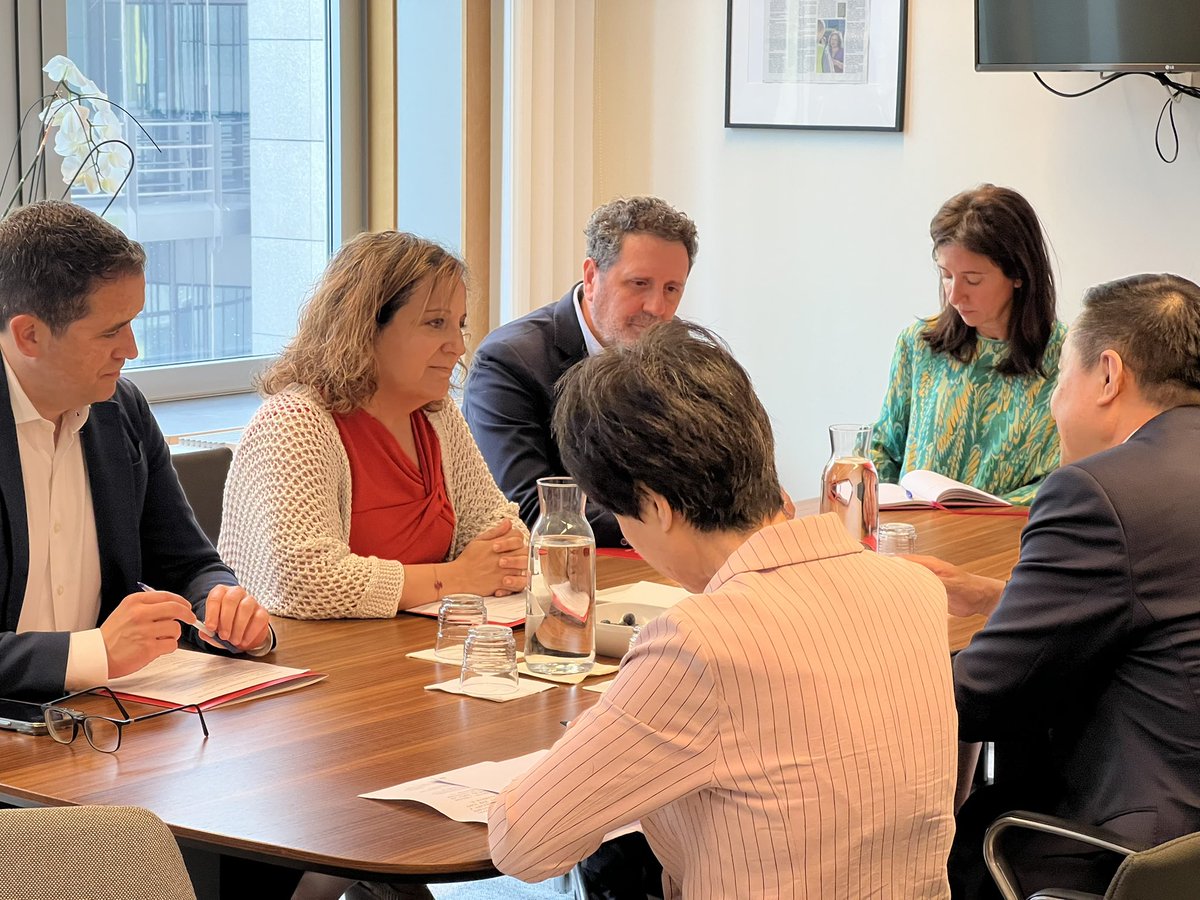 IratxeGarper's tweet image. Grateful for the warm and thoughtful exchange with Ambassador Cai Run.
🇨🇳 The EU&China share a responsibility to strengthen dialogue for multilateralism, the SDGs, reciprocal trade, and human rights.
🇪🇺 Next week’s EU–China Summit must deliver concrete results for our citizens.