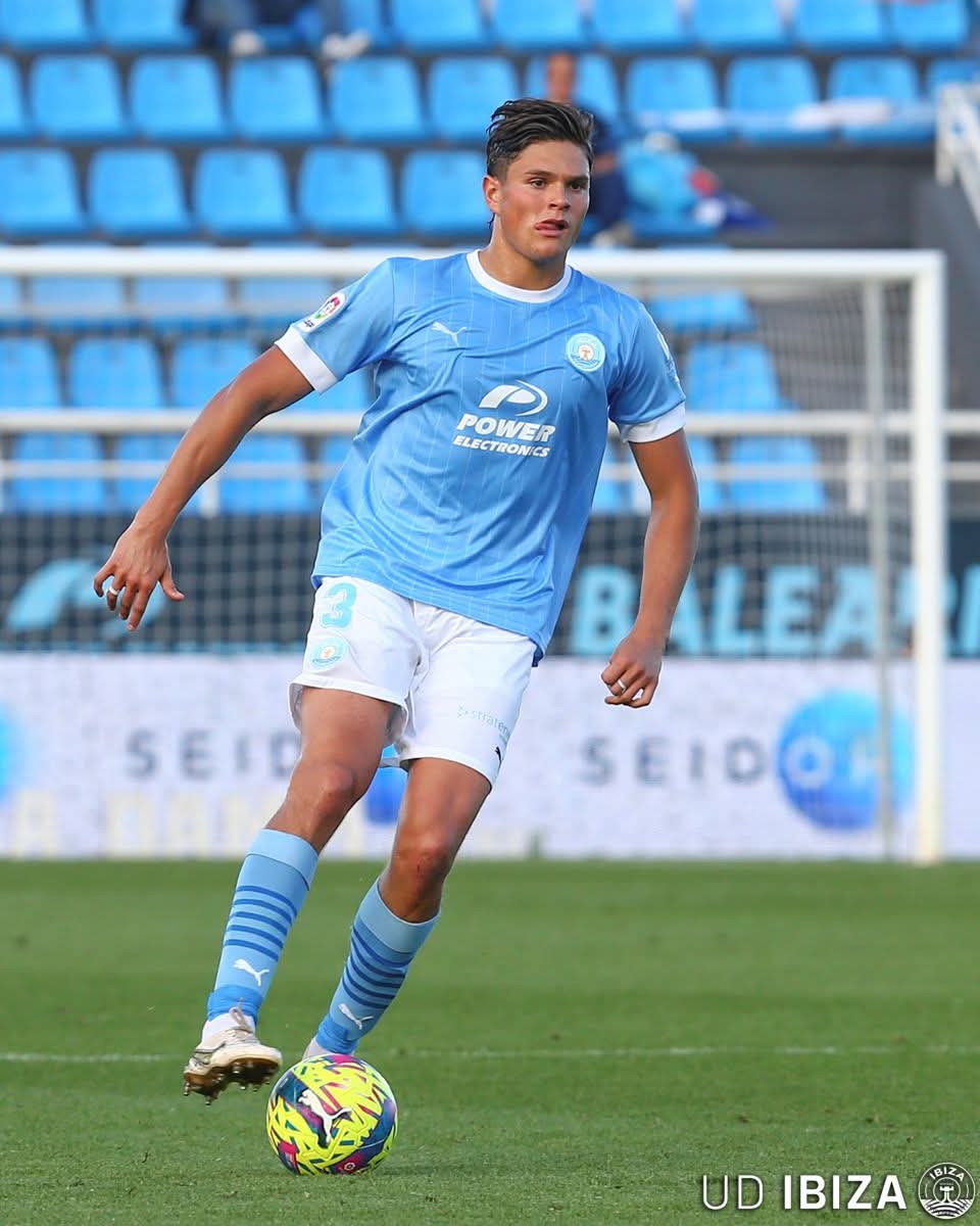 Anoche vi a Martín Pascual por San Antonio. La UD Ibiza sigue buscando central y él está sin equipo...

¿Fichaje inminente o solo vacaciones? 
¿Os gustaría que volviera?