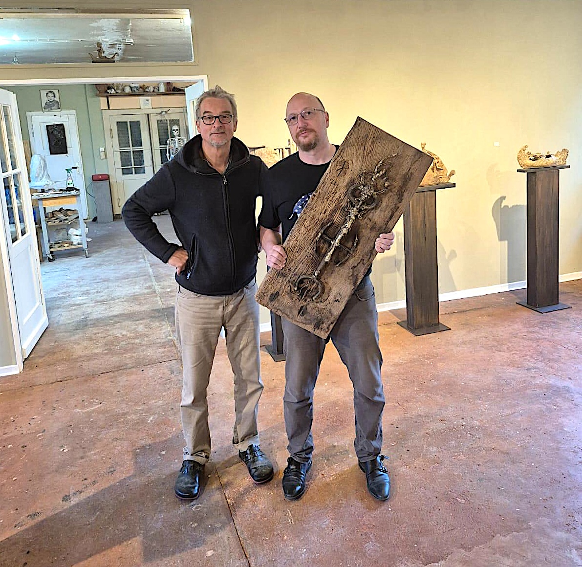 AVPostalHistory's tweet photo. I bought an artwork - "Spirit of Plants" from the artist Claus Goertz in Schattin. It is a heavy wooden plank of oak (ca. 15 kg). 

What do you think about that?

#art #artwork #Kunst #ClausGoertz #plants #Spirit  #ancient #DarkArts #arts #paintings #Germany https://t.co/6rnyRgAejr