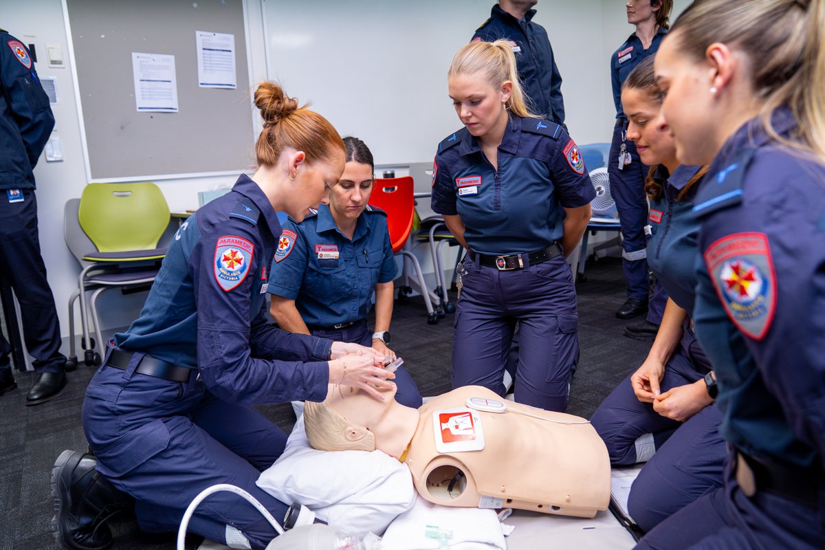 Congratulations and welcome to our 59 new graduate ambulance paramedics! 👏 👏

45 of our new paramedics are will be on their way to regional Victoria for their on-road training shortly, while 14 will be placed in metropolitan Melbourne.

MORE: bit.ly/3U4SmWN