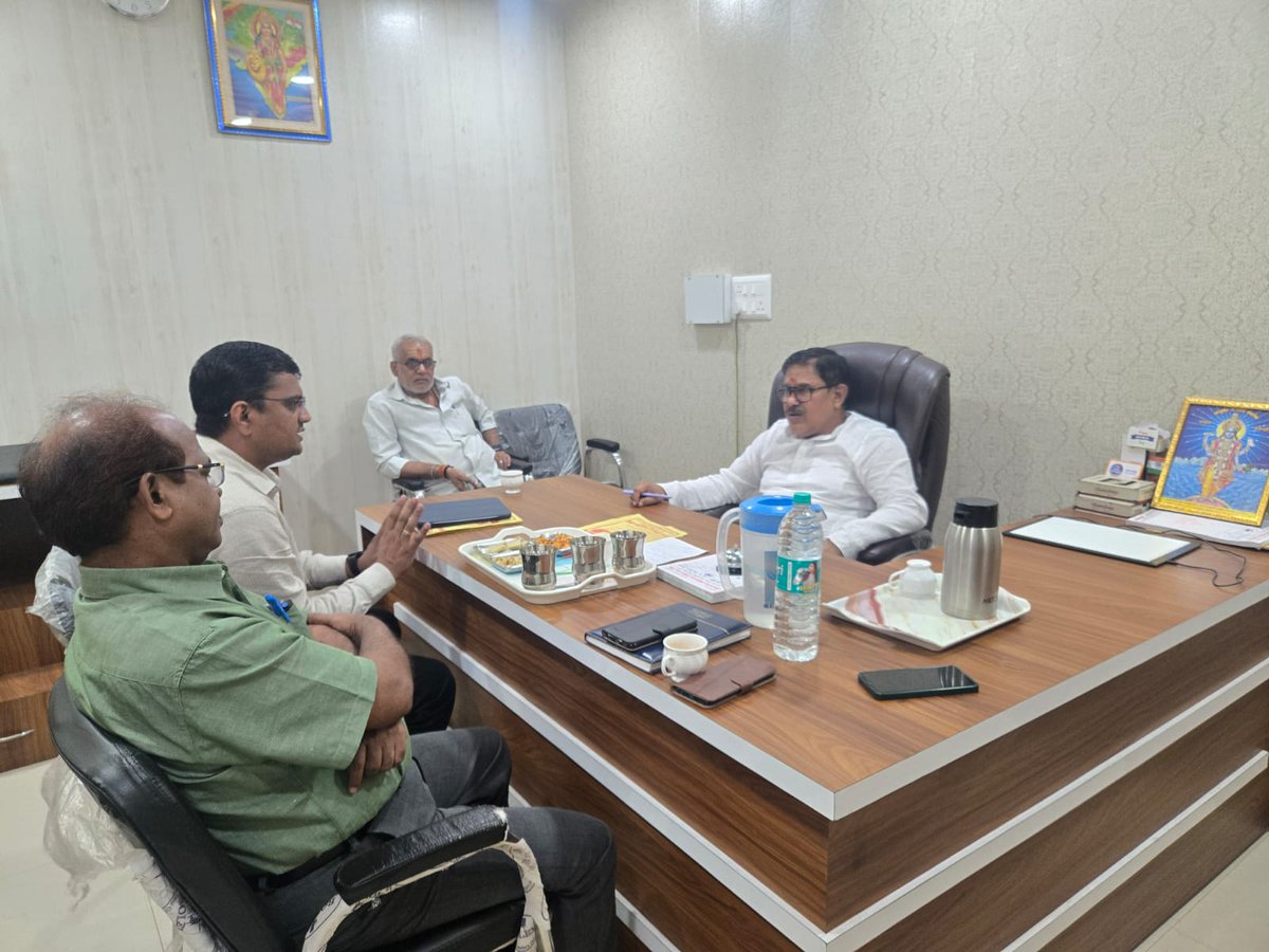 माननीय विधायक मडियाहू जौनपुर डॉक्टर आरके पटेल जी से अधीक्षण अभियंता महोदय के साथ आज शिष्टाचार भेंट मुलाकात की गई और उन्हें जौनपुर जिले में  चल रहे हैं विद्युत विभाग की विभिन्न योजनाओं के तहत हो रहे विकास कार्य के बारे में जानकारी दी गई है जिसमें बिजनेस प्लान 24 -25, 25-26