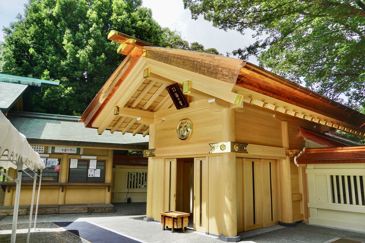 jinjamemo's tweet photo. 東郷神社。渋谷区神宮前。
勝利と至誠の神様。東郷平八郎元帥を祀る神社。

7月より数量限定で授与の「東郷展御朱印」を頂きました。黒猫や碁盤などをデザインした御朱印です。書き置きのみ。

7月26日-8月1日まで東郷展を開催。それに合わせた御朱印です。

東郷展では東郷平八郎元帥ゆかりの品などが社務所内に展示。また26日には自顕流の奉納演武も行われます。東郷展期間中限定で東郷記念館2階のきざはしラウンジでは数量限定の東郷カレーを販売するそうです。

ちなみに御朱印に黒猫がデザインされているのは東郷平八郎元帥が可愛がった黒猫から。魔除けの存在とし黒猫を大切にしていたとか。長男の東郷彪に至っては黒猫グッズの蒐集マニアとして有名でした。（その数3,000以上とも）

東郷神社では7月16日にみたま祭りが開催されました。海の宮に祀られている御霊や崇敬者の祖霊の慰霊祭。例年だと灯籠流しなどが行われます。

前日にみたま祭りが行われたとあって境内はまだその名残。そしてみたま祭りに合わせてしばらくの間改修工事中だった海の宮も新しい姿に。とても綺麗に立派になっています。

神池側では毎年夏の恒例である夢風鈴棚の風鈴棚。風が吹くと涼しげな音色が鳴っています。風鈴の短冊に夢を記して風鈴棚へ。

そんな夢風鈴ですが限定で夢風鈴と夢風鈴限定御朱印のセットの頒布があります。初穂料1,000円。数量限定なので気になる方はお早めに。

東郷神社は原宿竹下通りのすぐ横とあって外国人観光客や若い人々の参拝も多い神社。御朱印帳はキティちゃんの十二単仕様。御守もサンリオキャラごとに多数用意（人気キャラはよく品切れになっています）とあって一部ではサンリオ神社なんて呼ばれたりも。他にもBEAMSとコラボしたクレープ型の御守なども用意があります。

竹下通りのすぐお隣ですが静かで原宿のオアシス。いつも落ち着く空間です。
#御朱印 #限定御朱印