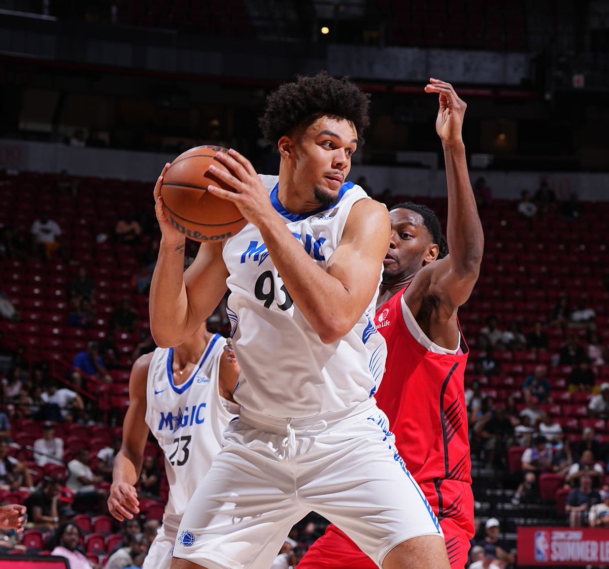 Basket_Infos's tweet image. Cette nuit Noah Penda a signé sa meilleure perf’ à Vegas, excellent des deux côtés du terrain avec 17 PTS - 7/11 - 6 REB - 3 AST - 1 BLK
Ameer Bahhur, coach du Magic à Vegas : « Noah a parfaitement lancé le match : il était sous contrôle, il créait pour lui et pour ses…
