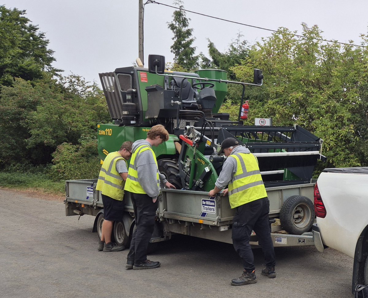 pgroresearch's tweet image. The PGRO crew gearing up to take the first of the Descriptive List pea trials - Essex today. Meanwhile, the first of the new crop farm saved bean seed samples for crop 2026, have arrived in our lab for nematode and germination testing