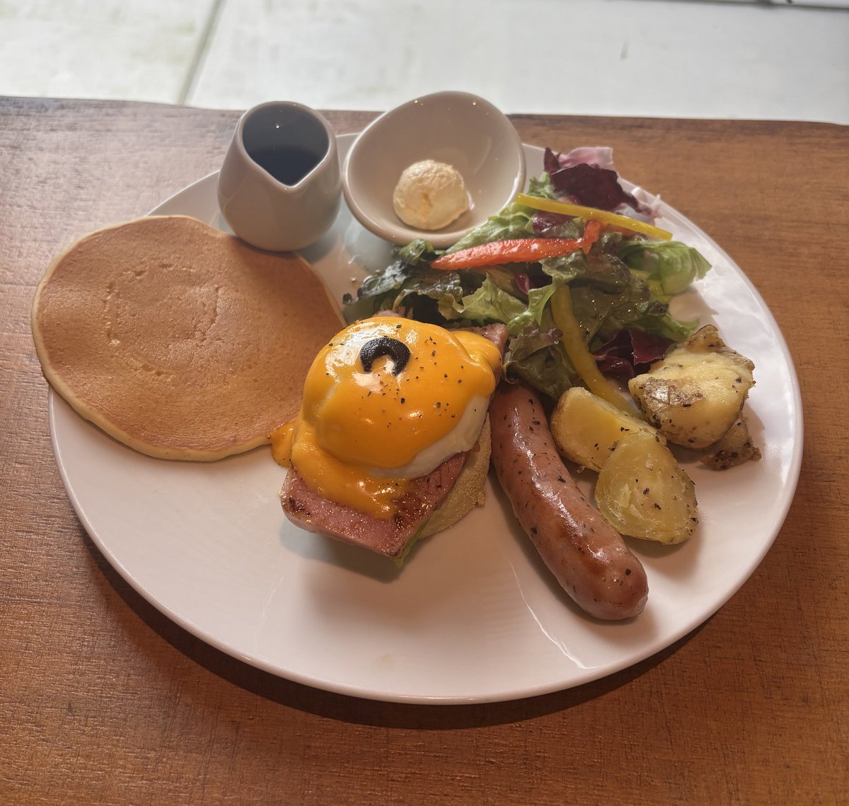 #アミュランチ🎀
とある日のアミュスタッフのランチをご紹介🥞✨️

📍2F オリジナルパンケーキハウス
🍽️エッグベネディクトプレート

サラダからパンケーキまでプレート1枚で楽しめて大満足😋
みなさまもぜひ！

#アミュプラザくまもと #熊本