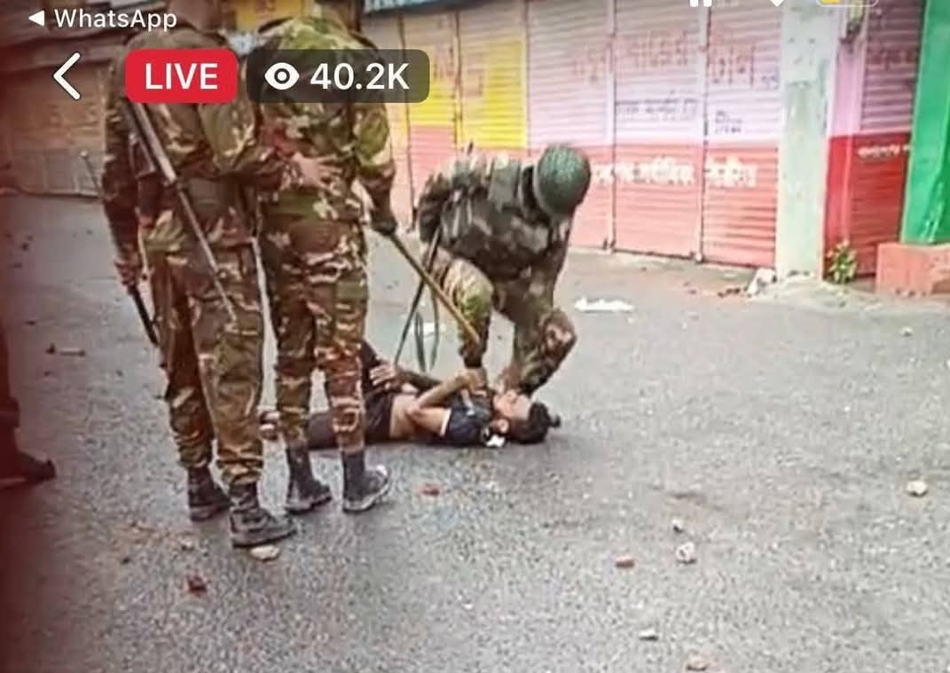 bdwatch2024's tweet image. "Officer: Directly shoot at them Bainchod (sister fu*k*r).
Soldier: Already did Sir.
Officer: Directly shoot at them, direct, shoot directly".
This is the conversation which was accidentally captured during live broadcast yesterday between two members of #Bangladesh Army…