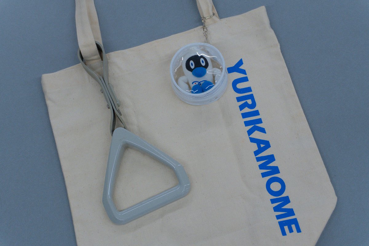 yurikamome_info's tweet image. 歴代車両 7000系、7200系で実際に使われていた、五角形タイプの吊り手です。
#東京ビッグサイト の売店で販売しています。
#ゆりかもめ