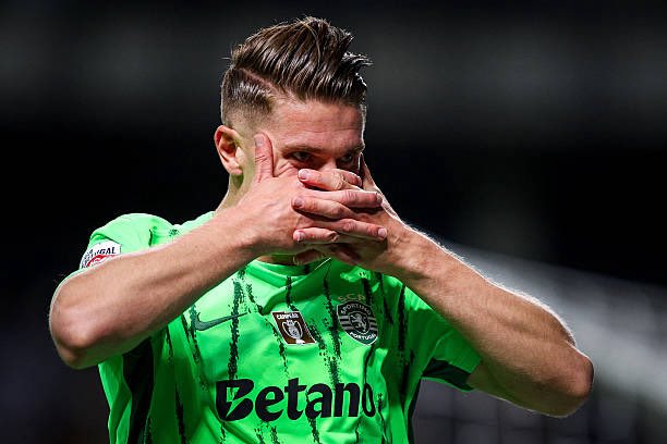 🚨 A bola 🇵🇹 |

• خفّف أرسنال من حدة مطالبه بشأن هيكل الإضافات، وقدم مقترحًا أكثر واقعية بإجمالي يصل إلى 7 ملايين يورو، لكن إدارة سبورتينغ لشبونة لا تزال متمسكة بموقفها الرافض للتنازل عن أي جزء من المكافآت.

• لم يشهد يوم أمس أي تقدم يُذكر في المفاوضات، والتي قد تُستأنف في أي