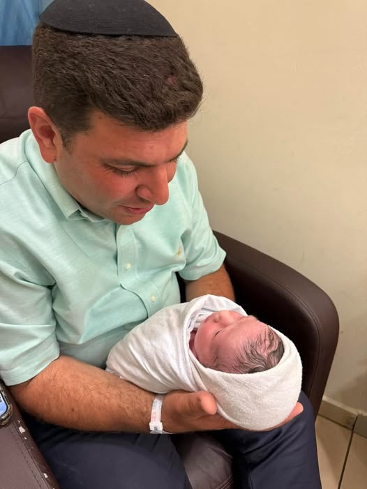 מזל טוב ענק למנכ"ל ידידים ישראל אלמסי ולאשתו היקרה ציפי, לרגל הולדת שי-לי המתוקה, בשעה טובה. עוד פנים יפות של ישראל! 🩷
