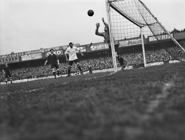 spursnostalgia's tweet image. Spurs keeper (Arthur King) making a save at White Hart Lane, 1913 - 40,000 crowd with a packed East Stand as it was 112 years ago in the background.