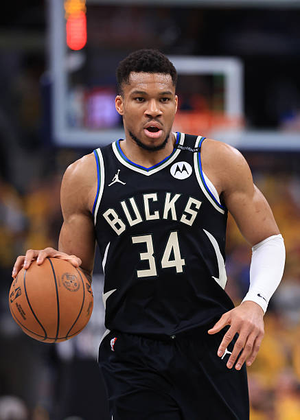 Basket_Infos's tweet image. Selon les informations de @IanBegley, les Knicks surveilleraient toujours de près la situation de Giannis Antetokounmpo à Milwaukee, dans l’espoir qu’il demande finalement à partir.
Les Knicks pourraient donc attendre pour prolonger Mikal Bridges, car un joueur prolongé ne peut…