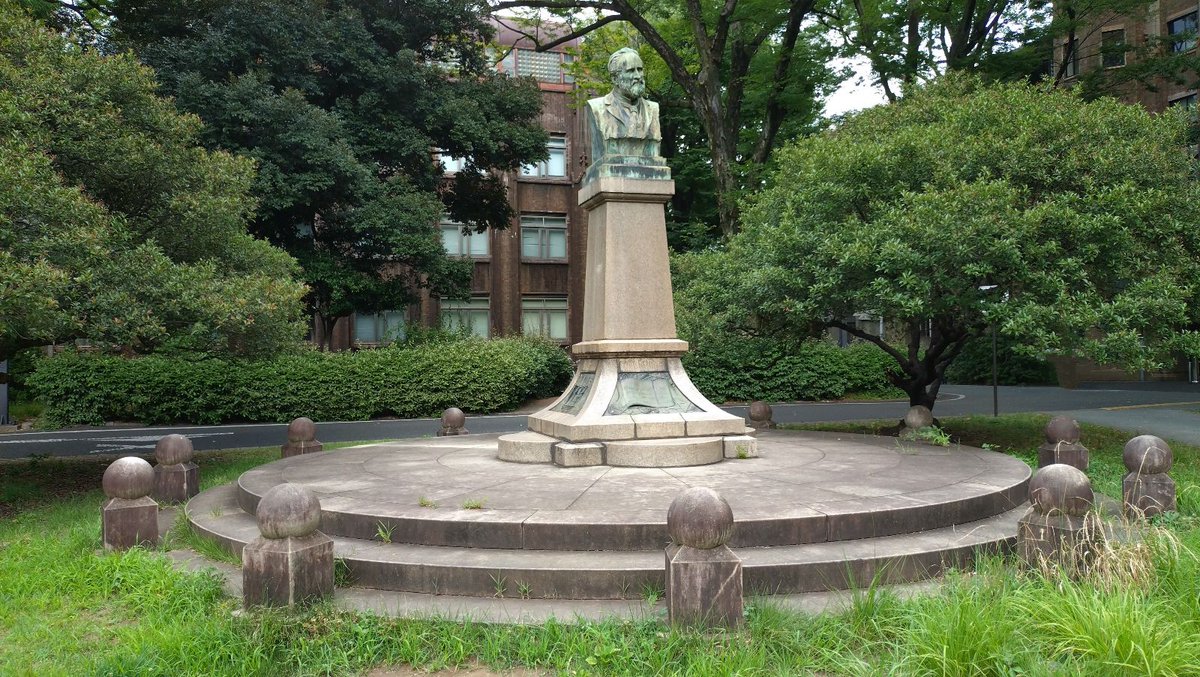 「データサインティスト養成講座10周年シンポジウム」の申し込み締め切りが近づいてきました。

写真は講座運営の中心となっている情報理工学系研究科の研究が行われている工学部６号館の前景と、６号館付近にある チャールズ・ウェストの銅像です。