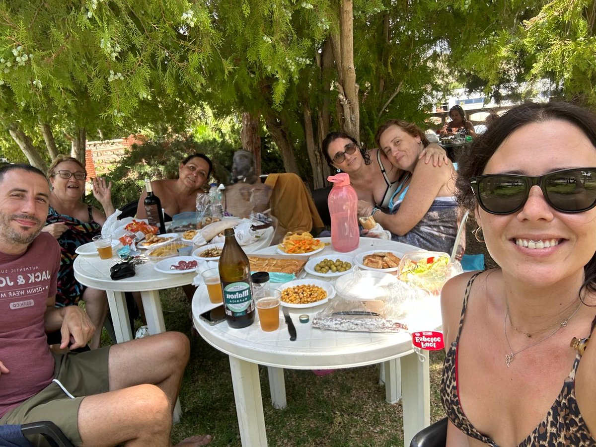 🌊¡Nos vamos de vacaciones…pero bien acompañadas!☀️

El grupo de mujeres del programa "No Estás Sol@" para personas con depresión o sintomatología depresiva se despide hasta septiembre

Pero no queríamos cerrar el año sin algo especial¡Así que nos fuimos todas a la piscina!🏖️💦